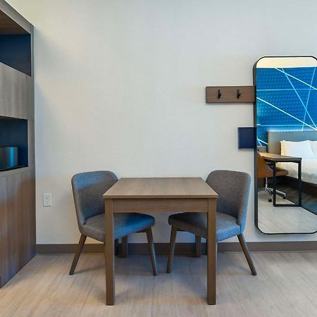 Comfort Suites Kelowna Bagian luar foto