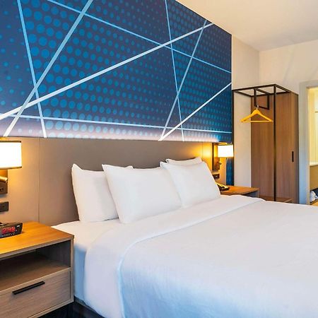 Comfort Suites Kelowna Bagian luar foto