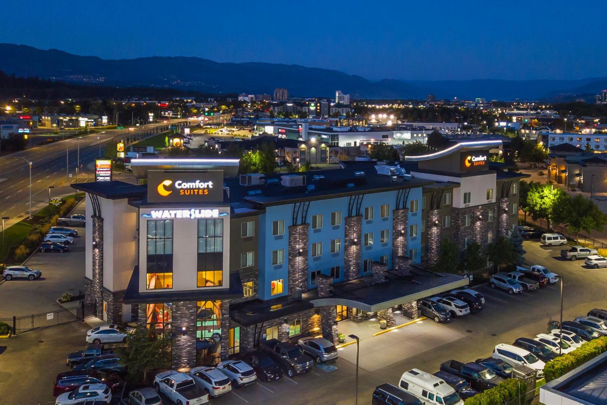 Comfort Suites Kelowna Bagian luar foto